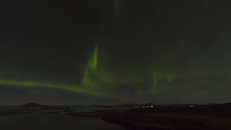 Timelapse-De-La-Aurora-Boreal-Sobre-El-Lago-Mývatn-En-Islandia.-Invierno-Hermoso